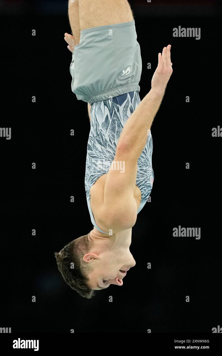 Aliaksei Shostak of the United States competes during the men's trampoline qualifying round in Bercy Arena at the 2024 Summer Olympics, Friday, Aug. 2, 2024, in Paris, France. (AP Photo/Charlie Riedel) Stockfoto