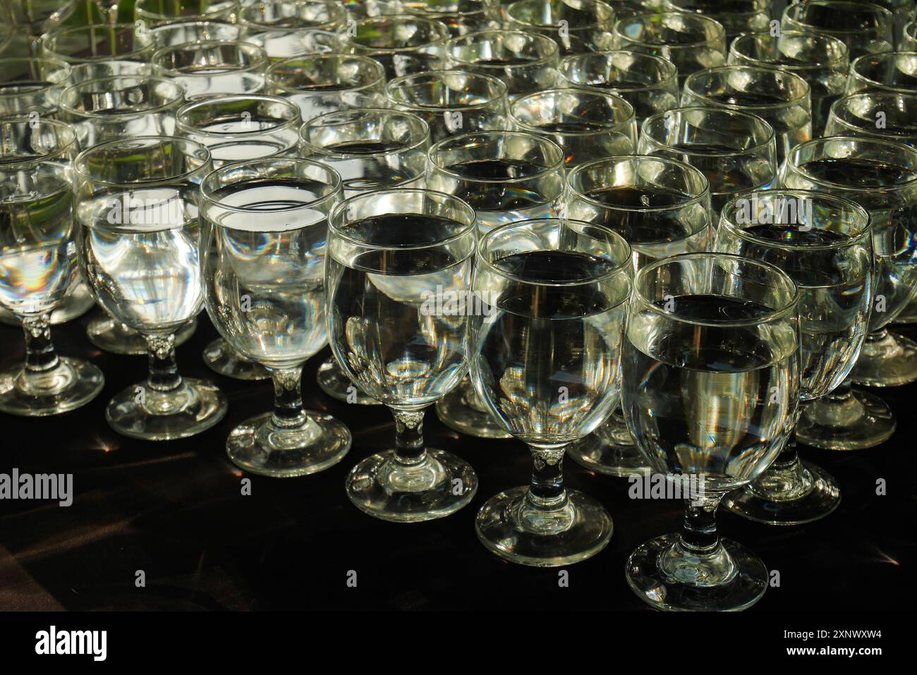 Anordnung von transparenten Gläsern Mineralwasser mit dezenter Stimmung. Stockfoto