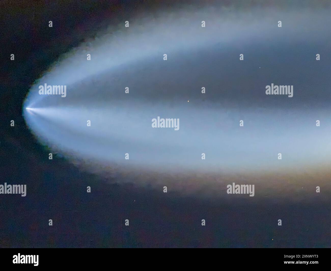 Starlink Falcon 9-Raketenstart vom National Geographic Venture im Meer von Cortez, Mexiko, Nordamerika Stockfoto