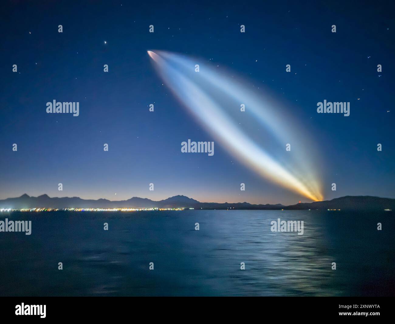 Starlink Falcon 9-Raketenstart vom National Geographic Venture im Meer von Cortez, Mexiko, Nordamerika Stockfoto