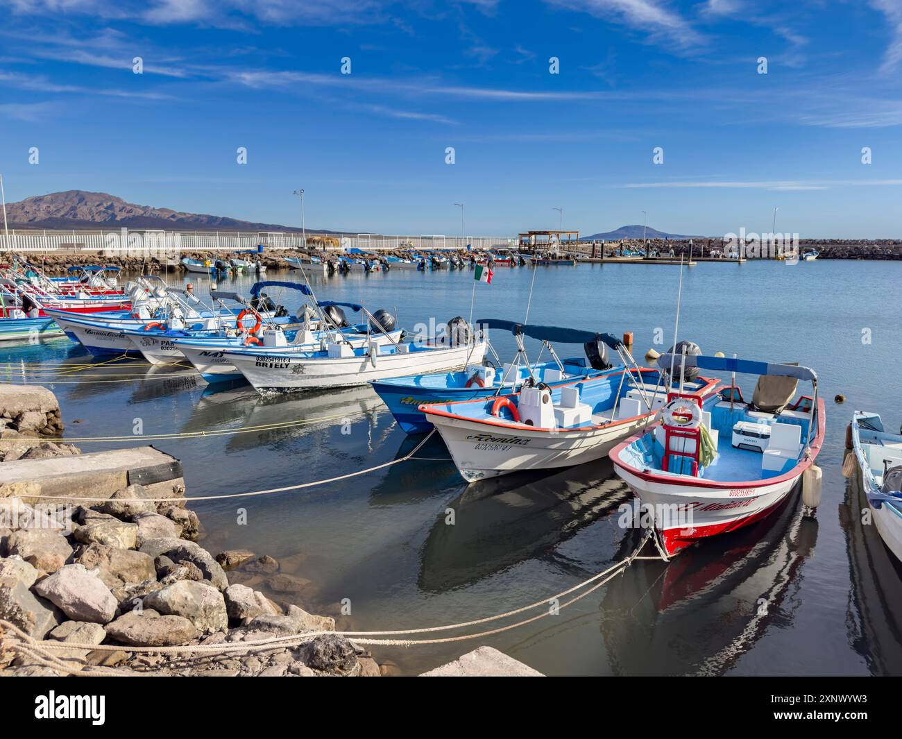 Kleine Fischerboote (Pangas) im inneren Hafen von Loreto, Baja California Sur, Meer von Cortez, Mexiko, Nordamerika Stockfoto