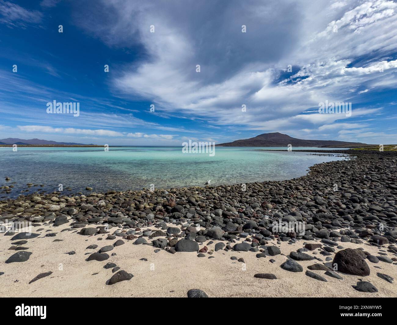 Ein Blick auf die kleine Bucht und den erloschenen Vulkan auf der Südseite der Isla Coronado, Baja California Sur, Meer von Cortez, Mexiko, Nordamerika Stockfoto