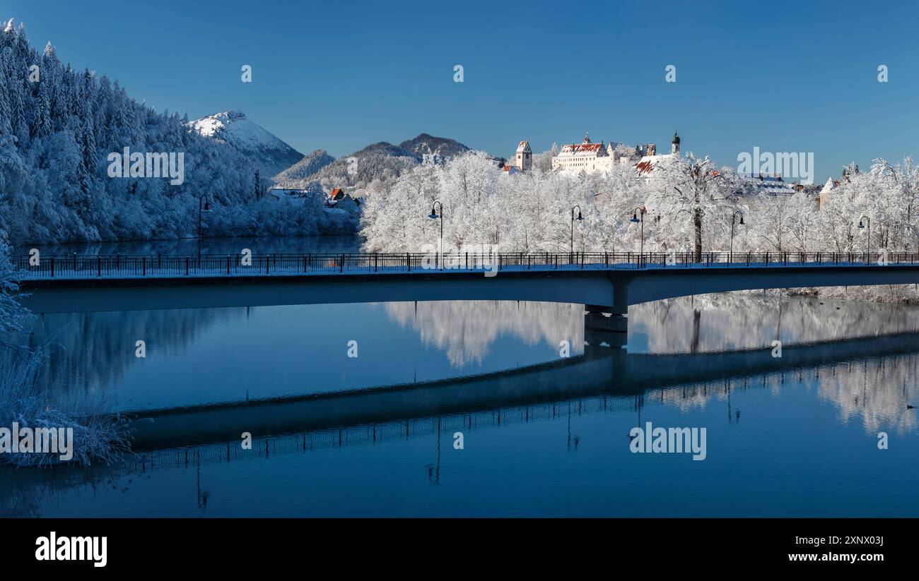 Blick auf den Lech mit Kloster St. Mang und Hochburg, Füssen, Schwaben, Bayerische Alpen, Bayern, Deutschland, Europa Stockfoto