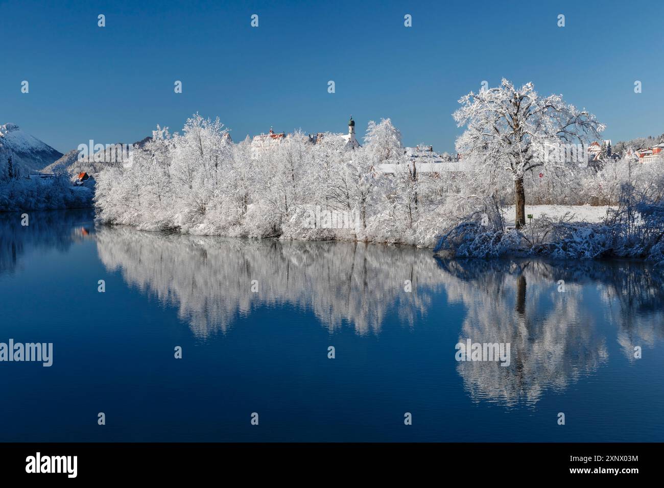 Blick auf den Lech mit Kloster St. Mang und Hochburg, Füssen, Schwaben, Bayerische Alpen, Bayern, Deutschland, Europa Stockfoto