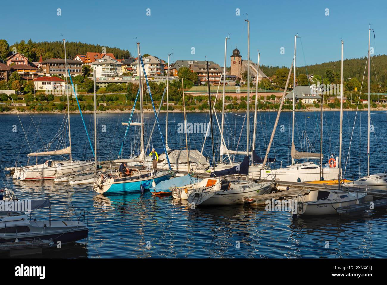 Bootssteg mit Booten, die auf dem Wasser verankert sind, mit Blick auf Schluchsee, Schwarzwald, Baden-Württemberg, Deutschland, Europa Stockfoto