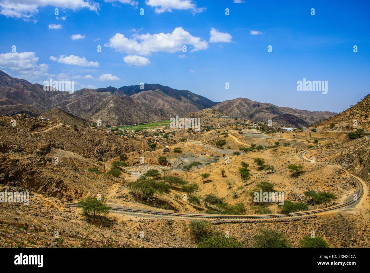 Die Eisenbahnstrecke schlängelt sich durch die Berge entlang der Straße von Massawa nach Asmara, Eritrea, Afrika Stockfoto