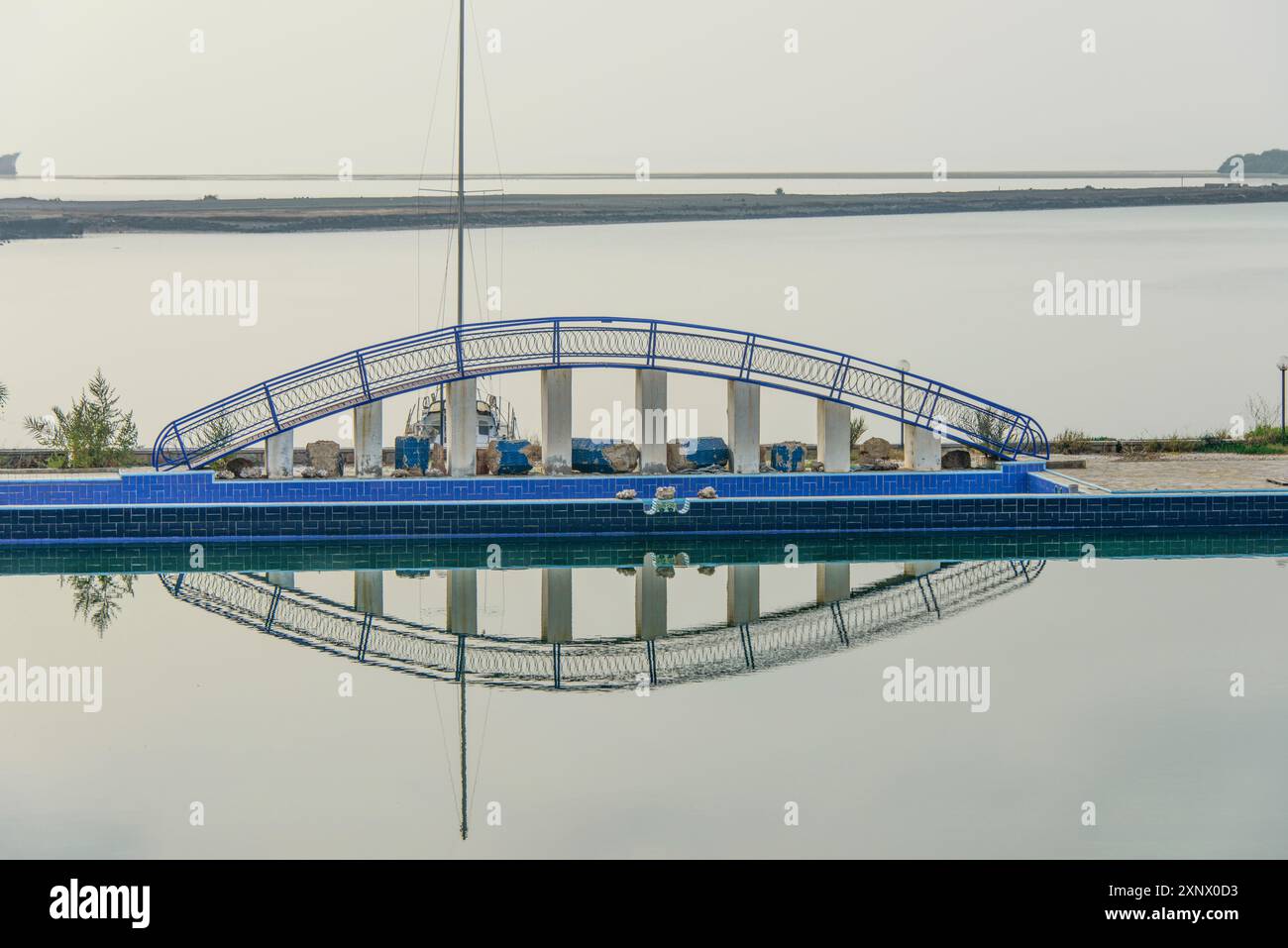 Reflexionen einer kleinen Brücke in einem Luxushotel in der alten Hafenstadt Massawa, Eritrea, Afrika Stockfoto