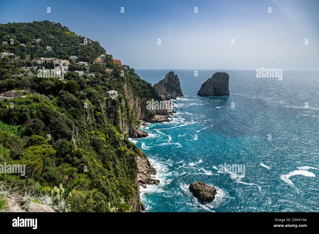 Blick über die Küste vom Botanischen Garten, Insel Capri, Golf von Neapel, Kampanien, Italien, Europa Stockfoto