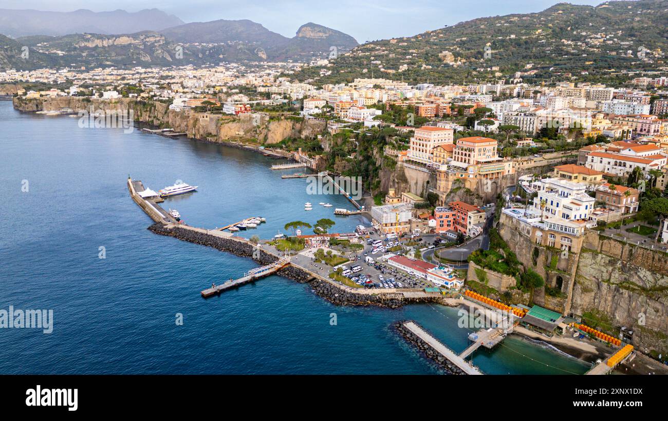 Luftlinie von Sorrent, Bucht von Neapel, Kampanien, Italien, Europa Stockfoto
