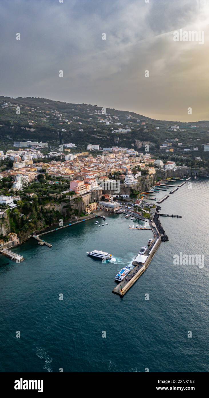 Luftlinie von Sorrent, Bucht von Neapel, Kampanien, Italien, Europa Stockfoto