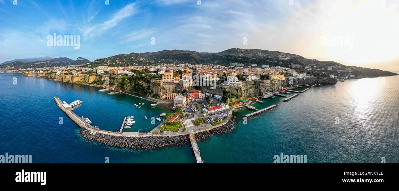 Luftlinie von Sorrent, Bucht von Neapel, Kampanien, Italien, Europa Stockfoto