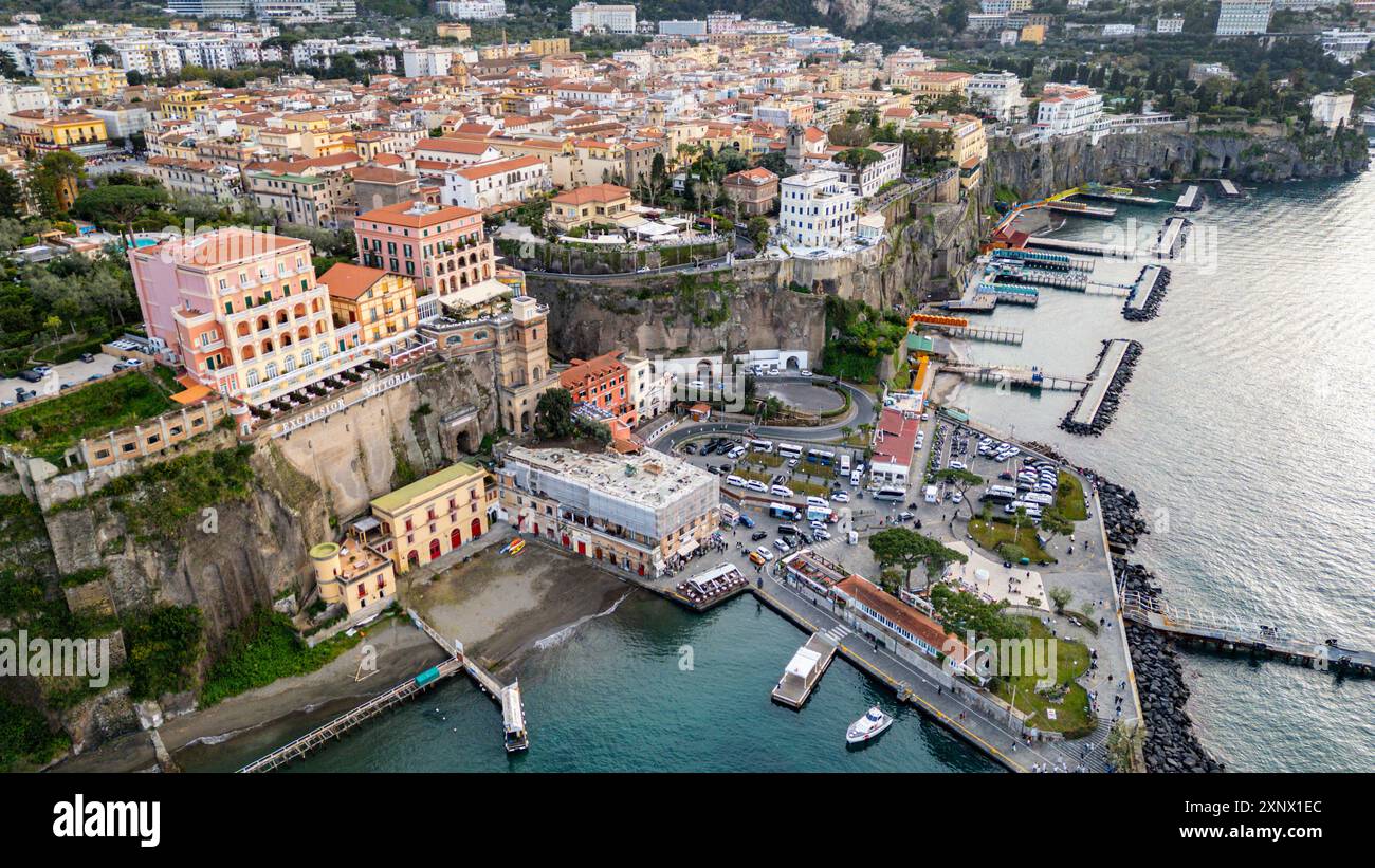 Luftlinie von Sorrent, Bucht von Neapel, Kampanien, Italien, Europa Stockfoto