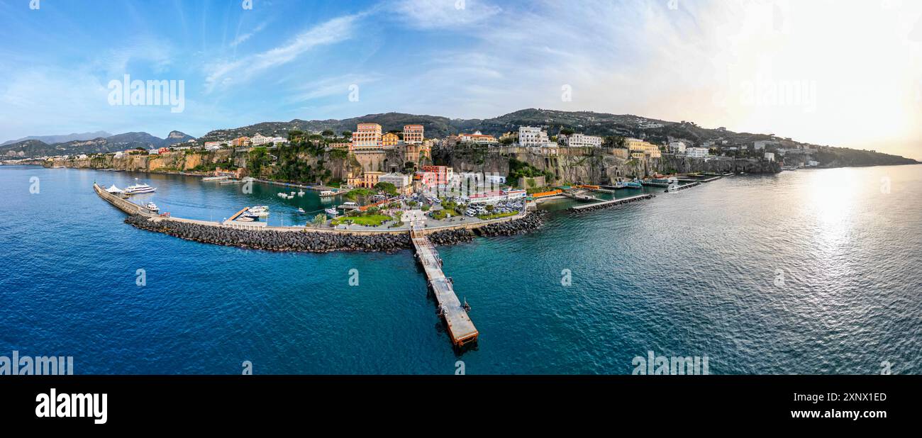 Luftlinie von Sorrent, Bucht von Neapel, Kampanien, Italien, Europa Stockfoto