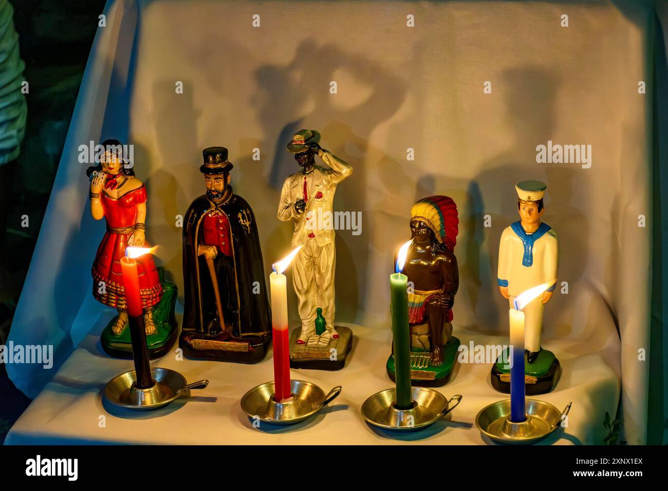 Religiöser Altar zu Ehren der Wesen und Gottheiten in Umbanda und Candomble in Brasilien, Brasilien Stockfoto