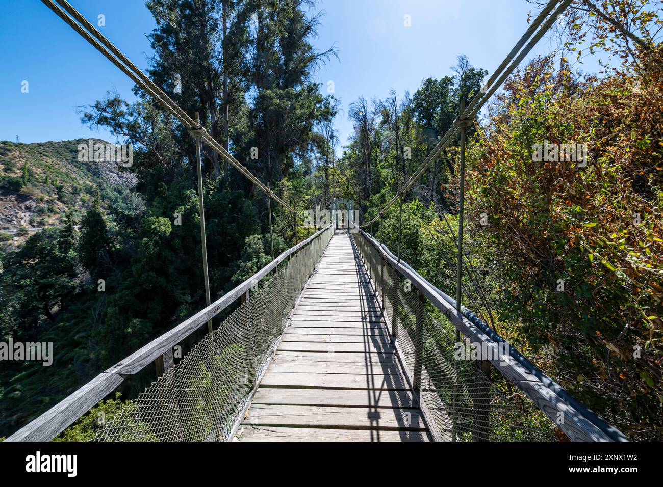 Alte Brücke in den Cauquenes Thermalquellen, Zentral-Chile, Südamerika Stockfoto