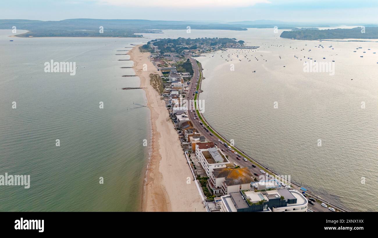 Aus der Vogelperspektive von Sandbanks, einer schmalen Landzunge, die sich bis zum Poole Harbour erstreckt, mit Studland und Brownsea Island dahinter in Dorset, England Stockfoto