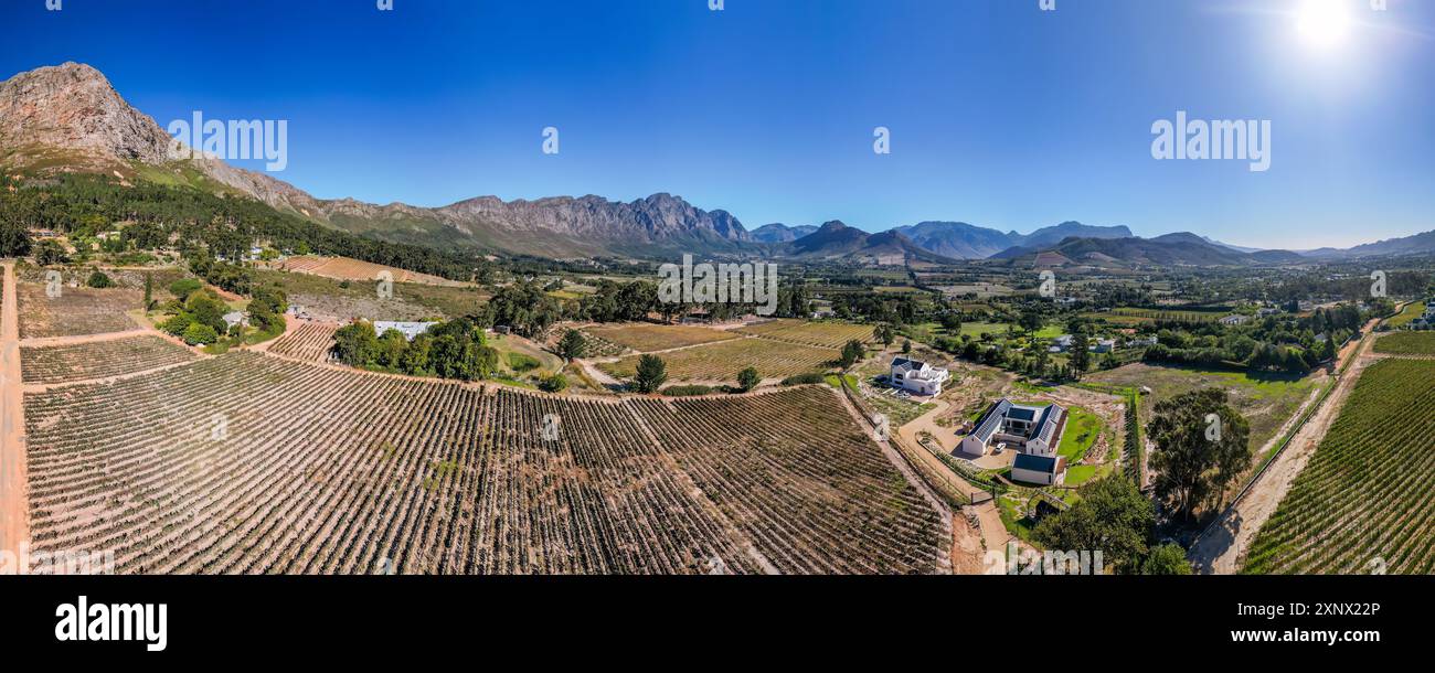 Wanderwege durch Blumen und Tiere im Mont Rochelle Nature Reserve mit Blick auf das Franschhoek Valley und Franschhoek, Westkap Stockfoto