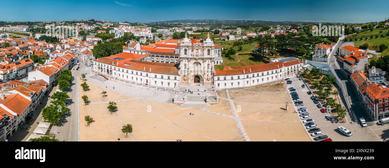 Panoramablick der Drohne auf das Kloster Alcobaca (Kloster Alcobasa), UNESCO, ein katholischer Klosterkomplex, Alcobaca, Zentral-Portugal, Eurpe Stockfoto