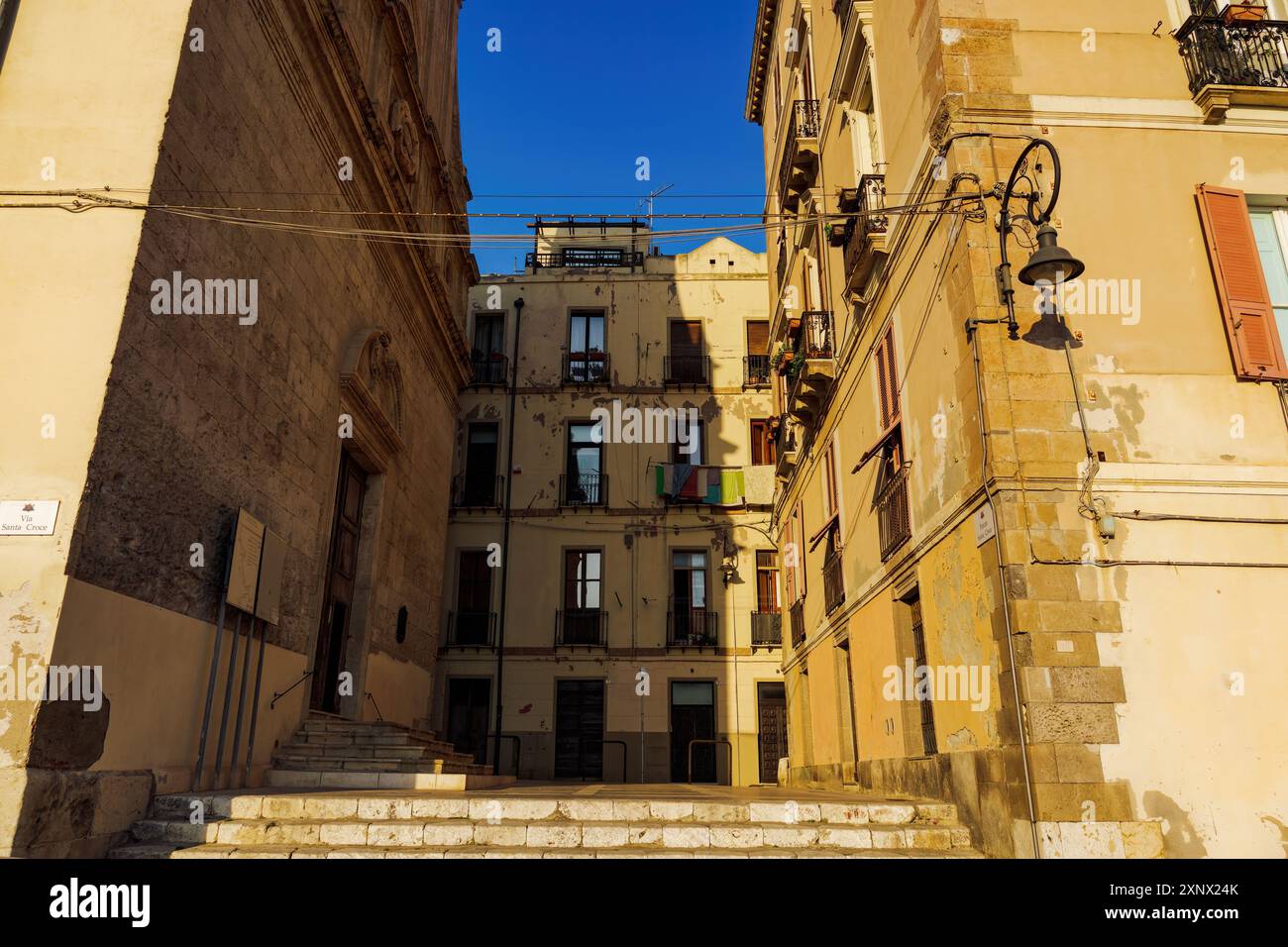 Santa Croce Bastion, traditionelle Gebäude mit Holzfenstern und eisernen Balkonen, Cagliari, Sardinien, Italien, Mittelmeer, Europa Stockfoto