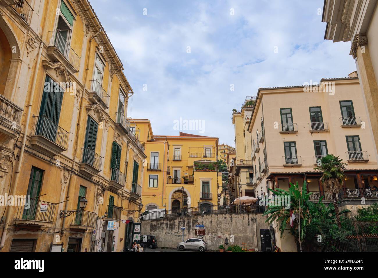 Historische Gebäude mit eisernen Balkonen und Holzfenstern unter Wolkenhimmel, Salerno, Kampanien, Italien, Europa Stockfoto