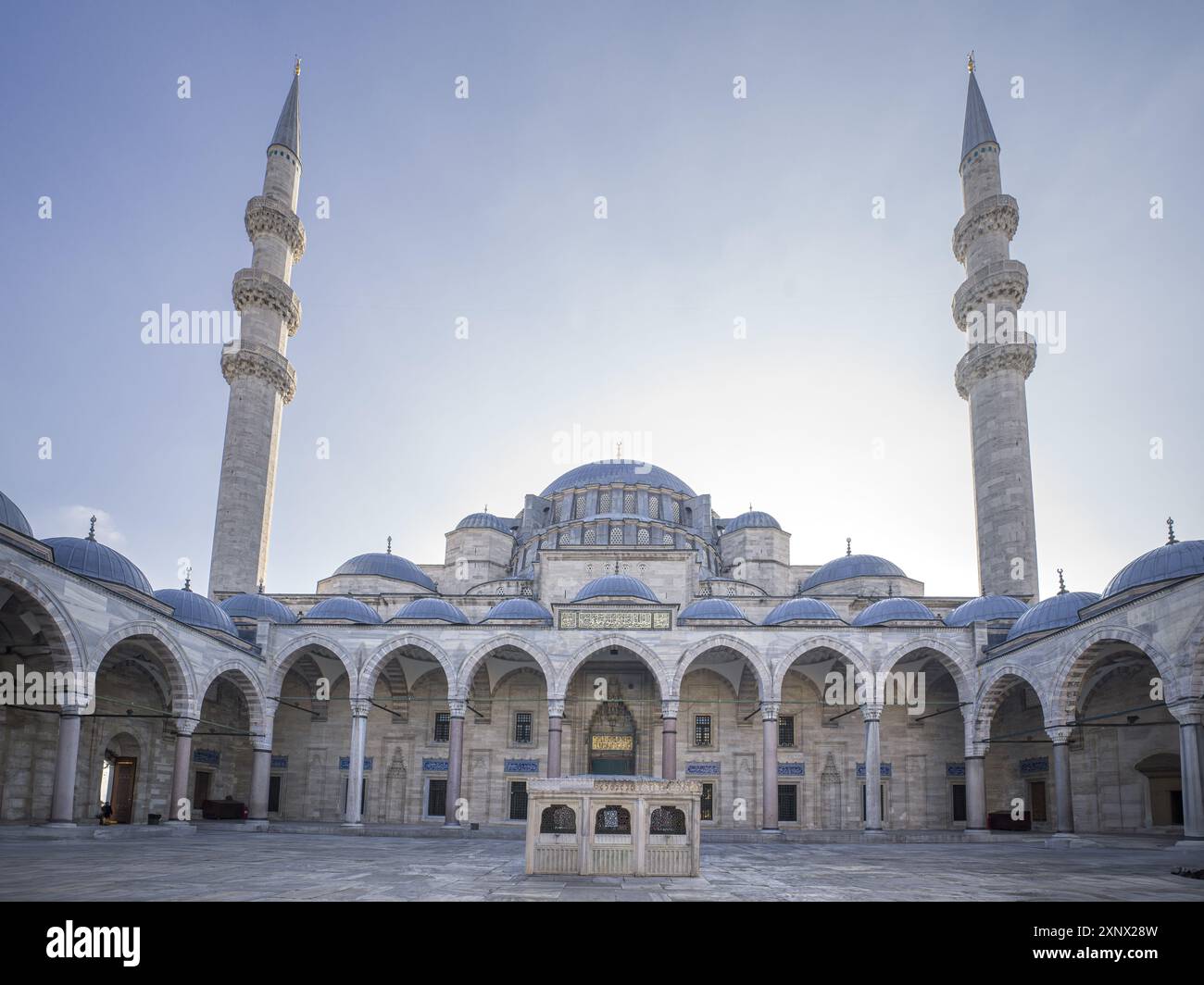 Der Innenplatz der Suleymaniye Camii Moschee mit zwei Minaretten am frühen Morgen, UNESCO-Weltkulturerbe, Istanbul, Türkei, Europa Stockfoto