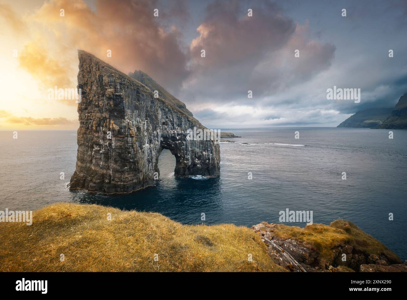 Sonnenuntergang auf Drangarnir, dem berühmten Meereshaufen auf der Insel Vagar, den Färöern, Dänemark, Nordatlantik, Europa Stockfoto