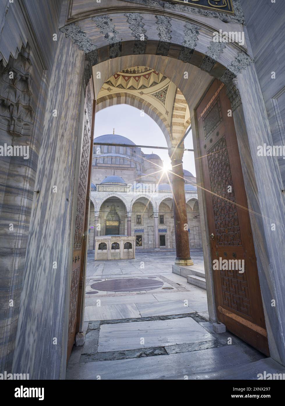 Haupttor der Suleymaniye-Camii-Moschee, UNESCO-Weltkulturerbe, Istanbul, Türkei, Europa Stockfoto