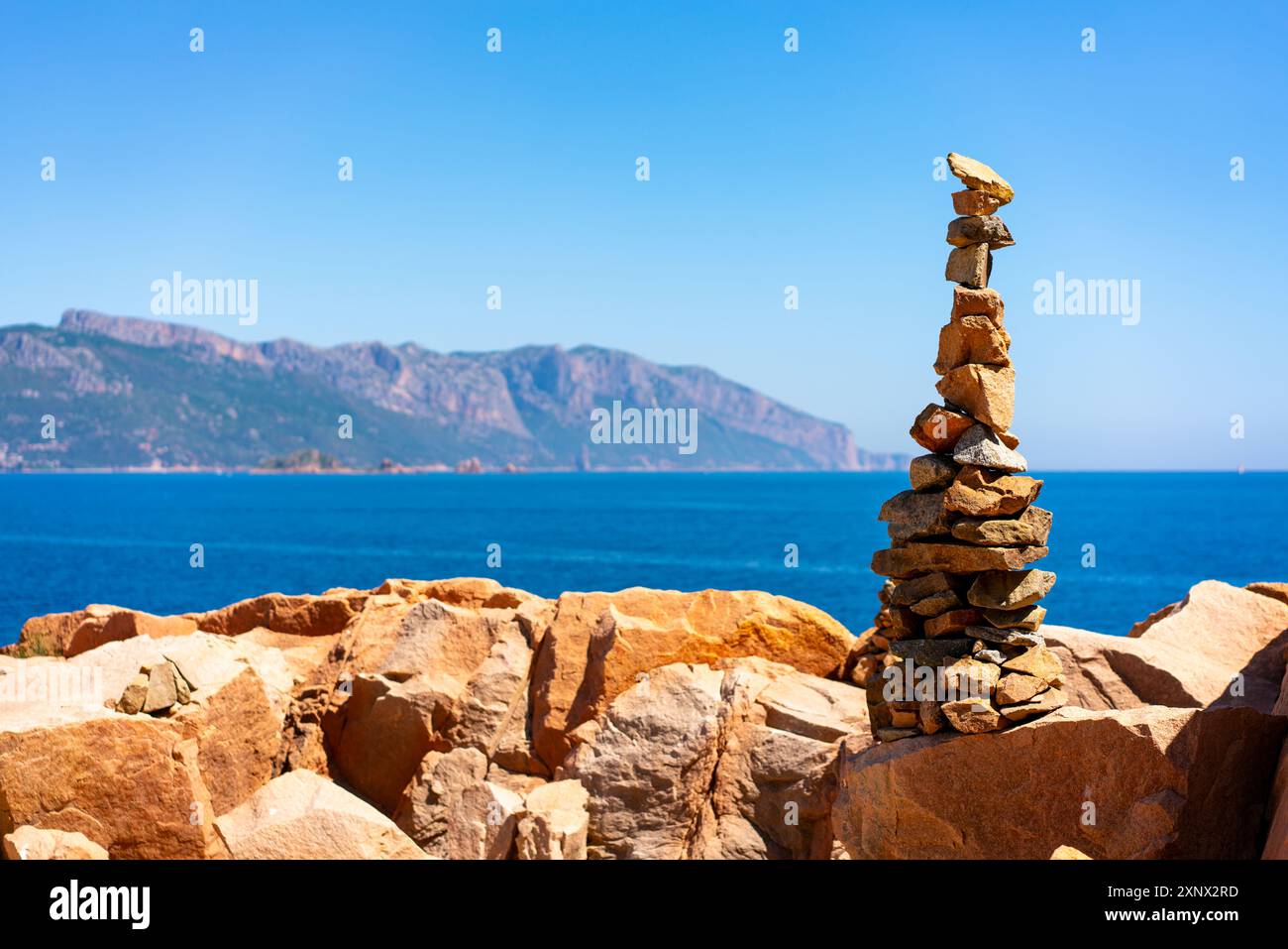 Felsentürme mit Küstenlandschaft Sardiniens im Hintergrund, Sardinien, Italien, Mittelmeer, Europa Stockfoto