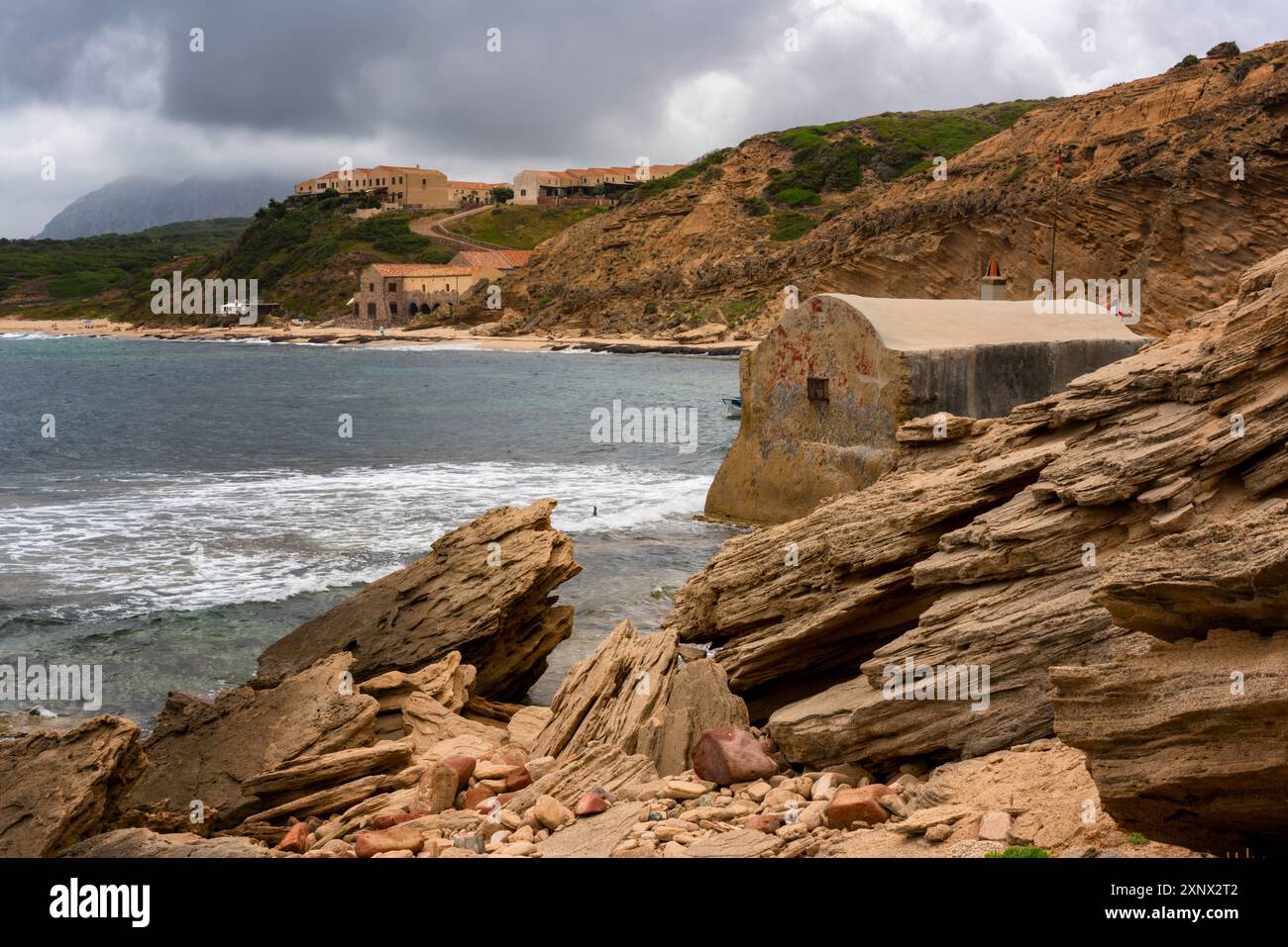 Altes Fischerhaus (Casa del Pescatore) mitten im Meer in Porto Paglia an der Küste, Sardinien, Italien, Mittelmeer, Europa Stockfoto