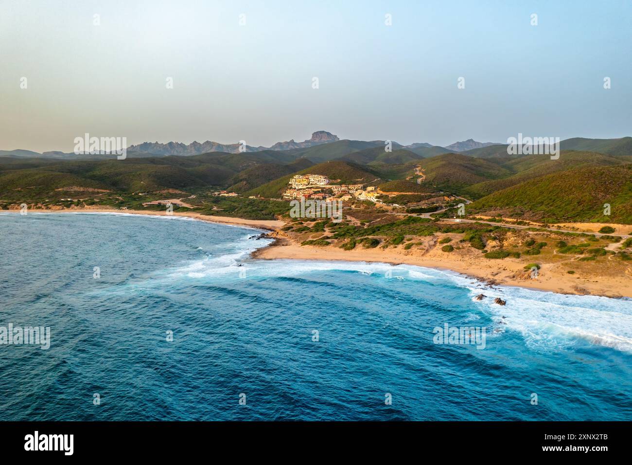 Portu Maga Dorf an der Costa Verde (Grüne Küste) von Sardinien, Luftdrohne bei Sonnenuntergang, Sardinien, Italien, Mittelmeer, Europa Stockfoto