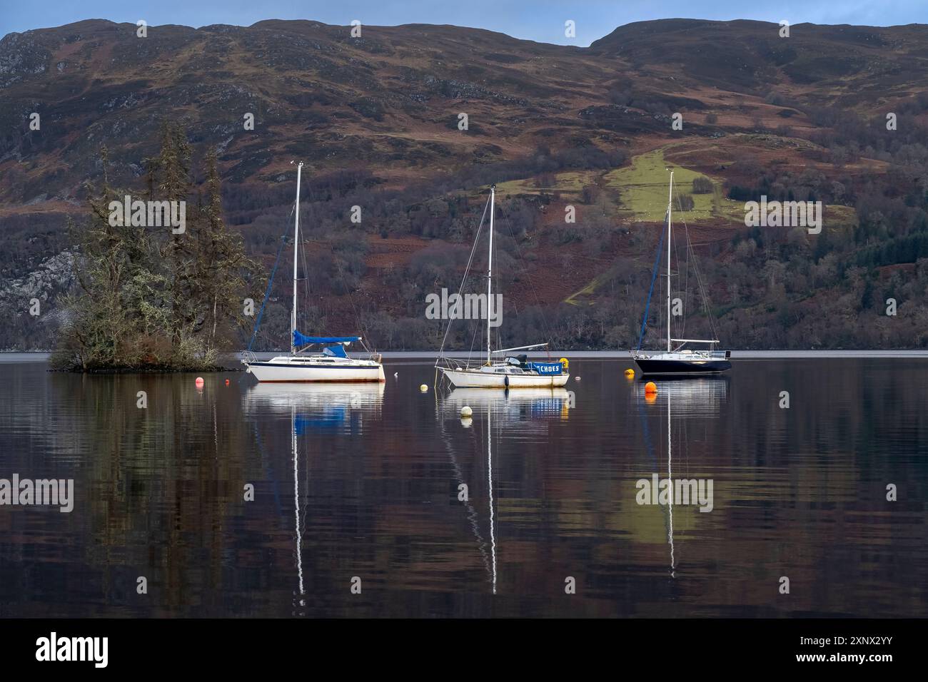 Loch Ness und Cherry Island, unterstützt von Beinn a Bhacaidh, Loch Ness, Fort Augustus, County of Inverness, schottische Highlands, Schottland, Vereinigtes Königreich Stockfoto