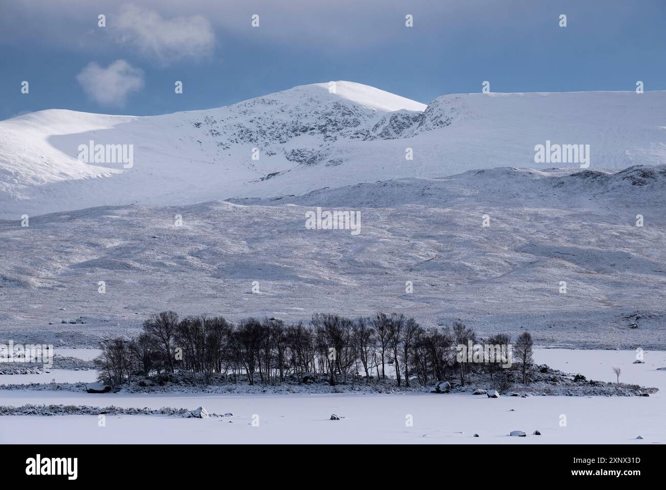 Ein gefrorenes Loch Ba, das im Winter von Beinn a Chreachain unterstützt wird, Rannoch Moor, Argyll and Bute, Scottish Highlands, Schottland, Vereinigtes Königreich, Europa Stockfoto