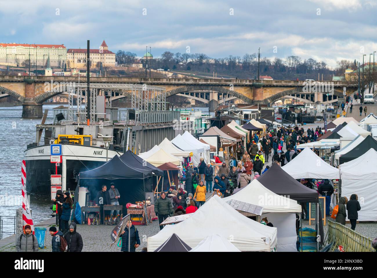 Bauernmarkt am Ufer der Moldau bei Palackeho namesti, Prag, Tschechische Republik (Tschechien), Europa Stockfoto