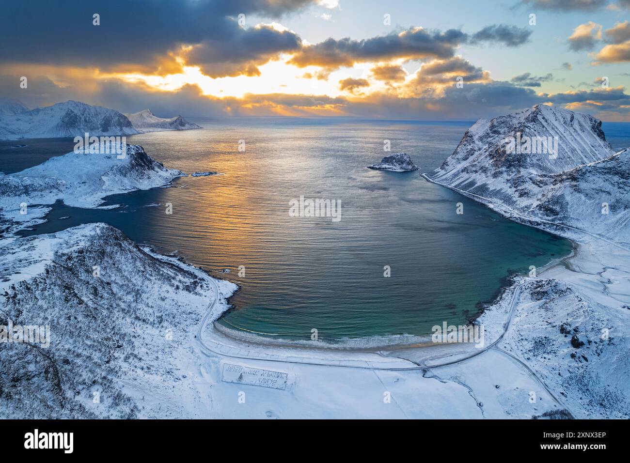 Winteransicht eines schneebedeckten Strandes bei Sonnenuntergang, Vik Beach, Vestvagoy, Lofoten Inseln, Norwegen, Skandinavien, Europa Stockfoto