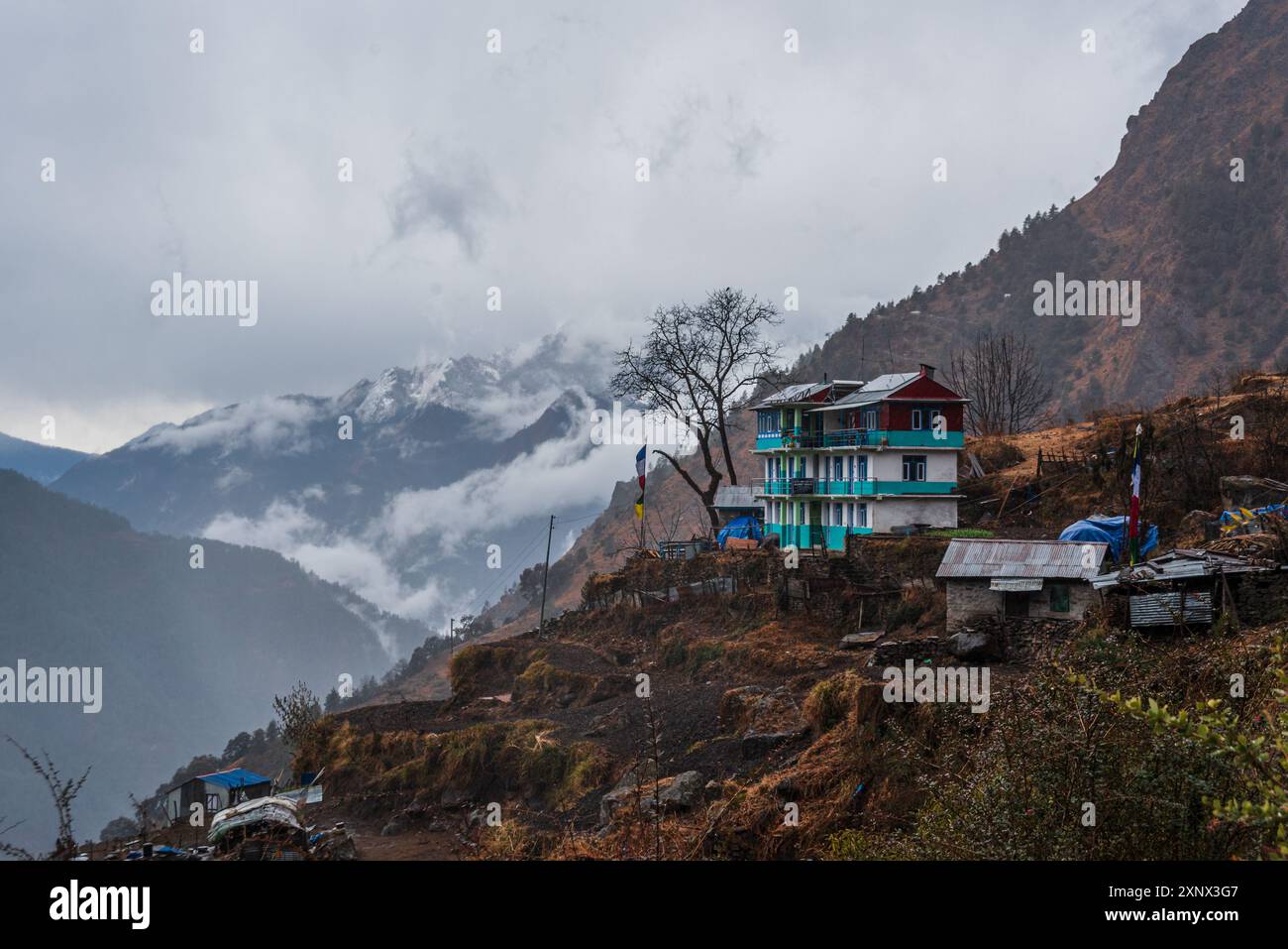 Werfen Sie einen Blick auf Sherpagaons charmante Gastfreundschaft, ländliches Dorf auf dem Langtang Valley Trek, Himalaya, Nepal, Asien Stockfoto