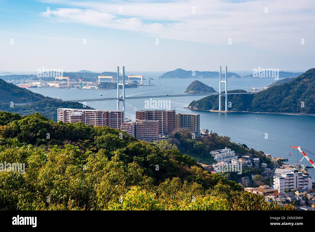Megami-Brücke über die Bucht von Nagasaki mit Inseln und Küste von Kyushu, Japan, Asien Stockfoto