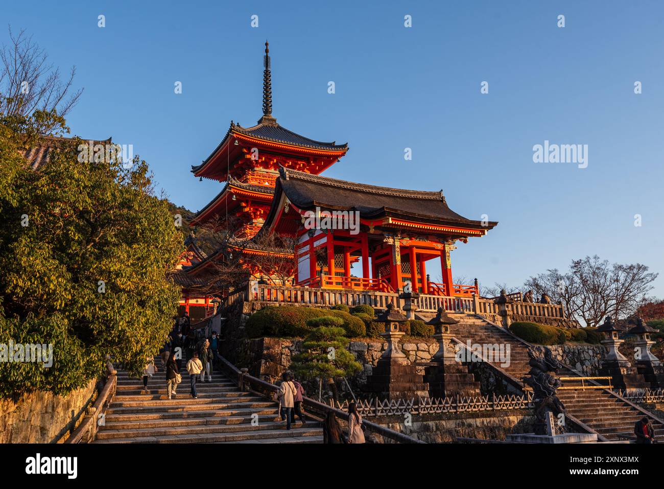 Kiyomizu-Tempel (Kiyomizu-dera) am Abend Sonnenuntergang und herbstliche Landschaft mit lebhaften Farben, UNESCO-Weltkulturerbe, Kyoto, Honshu, Japan Stockfoto