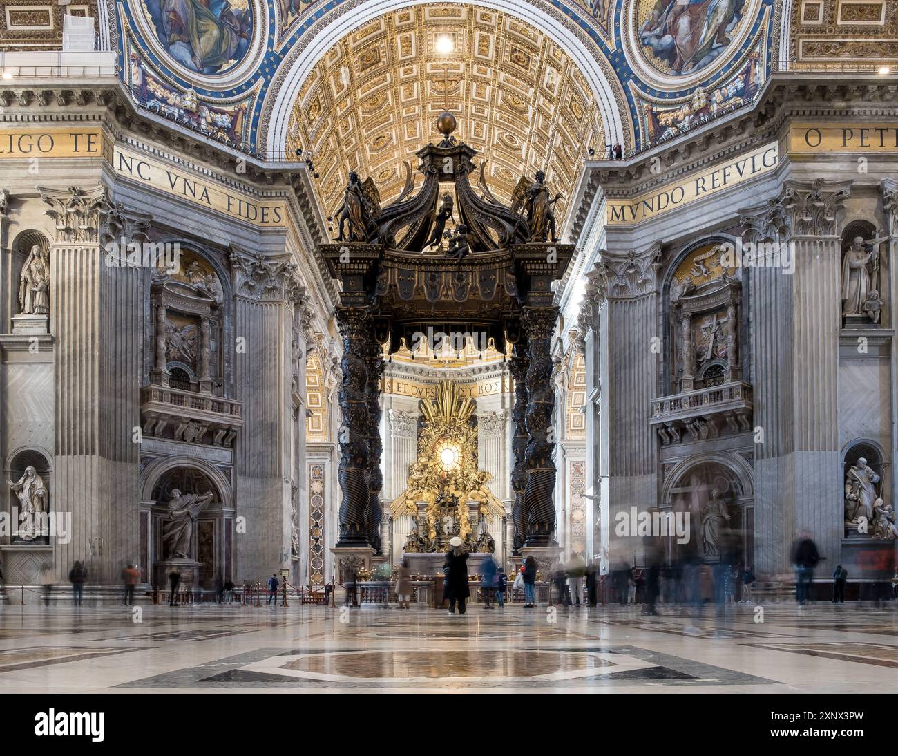Detail des päpstlichen Altars und Baldacchino, im zentralen Teil des Petersdoms in Vatikanstadt, UNESCO, päpstliche Enklave in Rom, Latium, Italien Stockfoto Detail des päpstlichen Altars und Baldacchino, im zentralen Teil des Petersdoms in Vatikanstadt, UNESCO, päpstliche Enklave in Rom, Latium, Italien Stockfoto