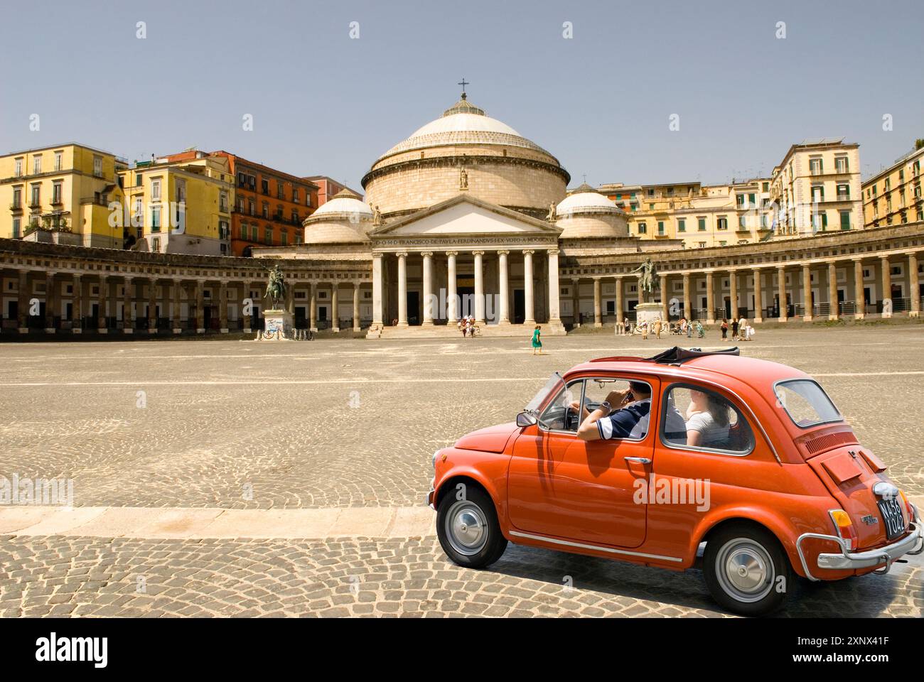 Das berühmte Fiat 500 vor der Basilika San Francesco di Paola, Plebiscito-Platz, Neapel, Region Kampanien, Italien, Europa Stockfoto