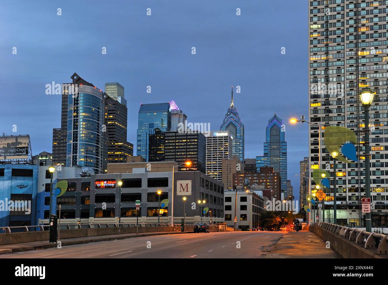 Skyline von der Chesnut Street Bridge über den Schuylkill River, Philadelphia, Commonwealth of Pennsylvania, Vereinigte Staaten von Amerika Stockfoto