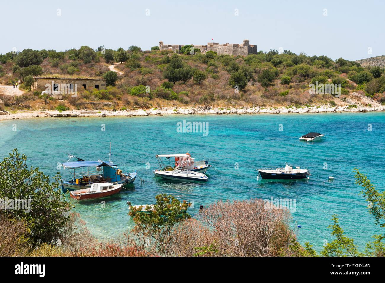 Ali Pasha Tepelena Festung mit Blick auf den kleinen Hafen von Porto Palermo, Ionische Küste, Albanien, Europa Stockfoto