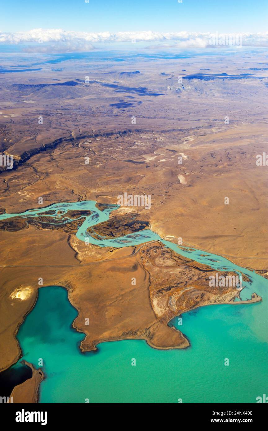Aus der Vogelperspektive des Santa Cruz River rund um El Calafate, Patagonien, Argentinien, Südamerika Stockfoto