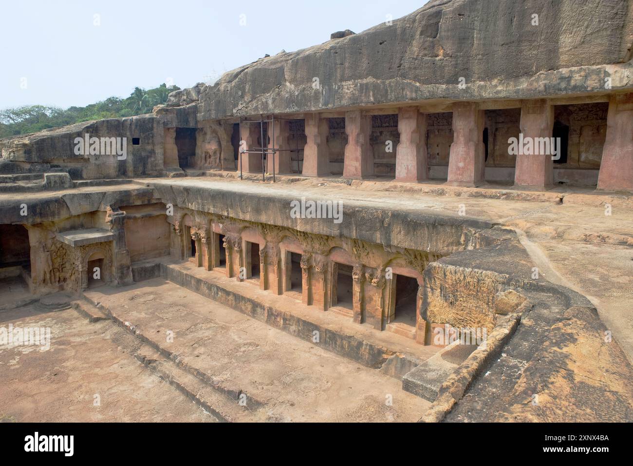 Mönchszellen wurden in den Hang zwischen den Udayagiri- und Khandagiri-Höhlen geschnitten, religiöse Rückzugsgebiete für Jain-Anhänger, Bhubaneswar, Odisha, Indien Stockfoto