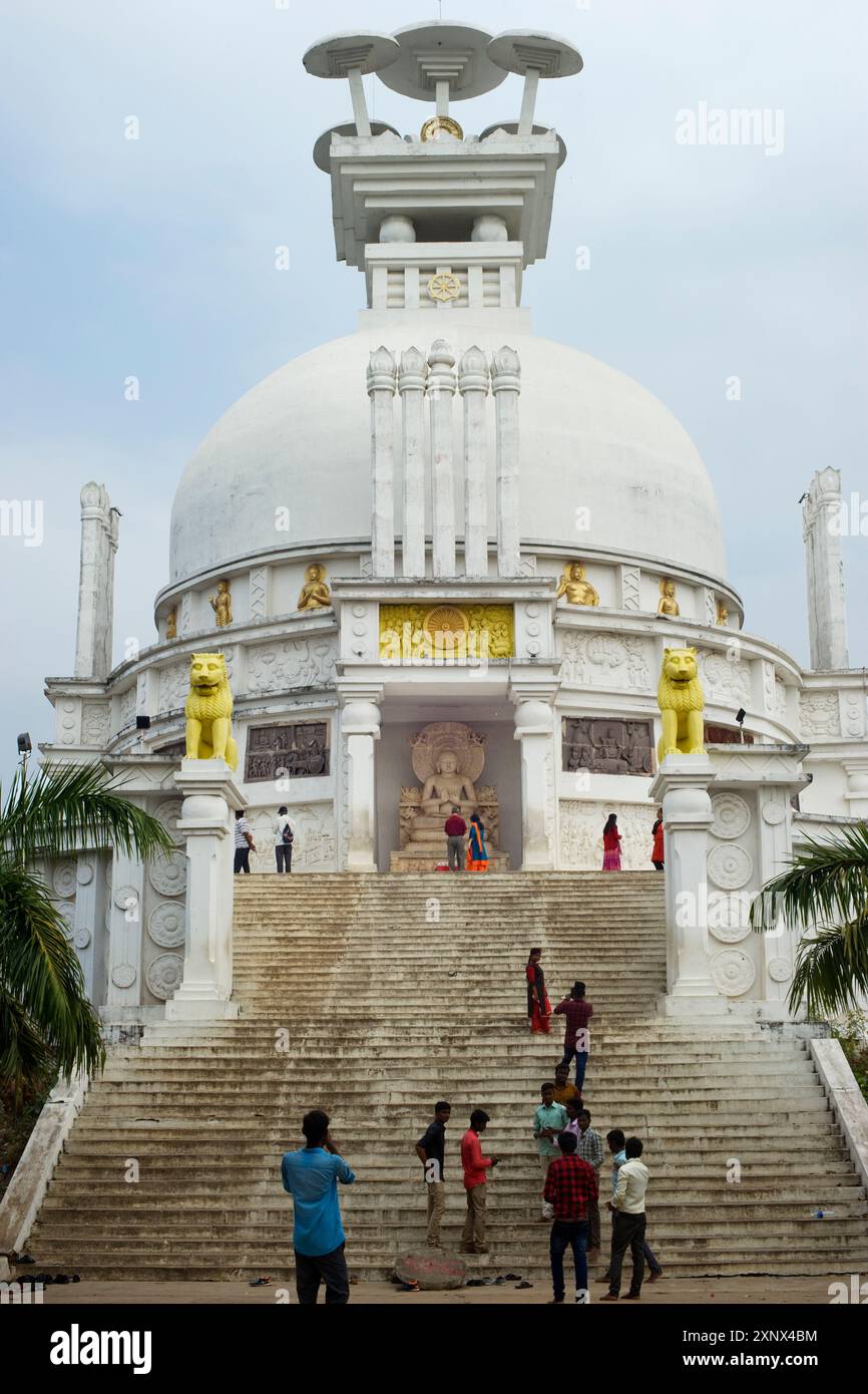 Dhauligiri Shanti Stupa (Dhauli Friedenspagode), fertiggestellt im Jahre 1972 in Zusammenarbeit mit Nippon Buddha Sangha, auf den Dhauli Hills auf dem Gelände des antiken Tempels, Bhubaneswar, Odisha, Indien Stockfoto