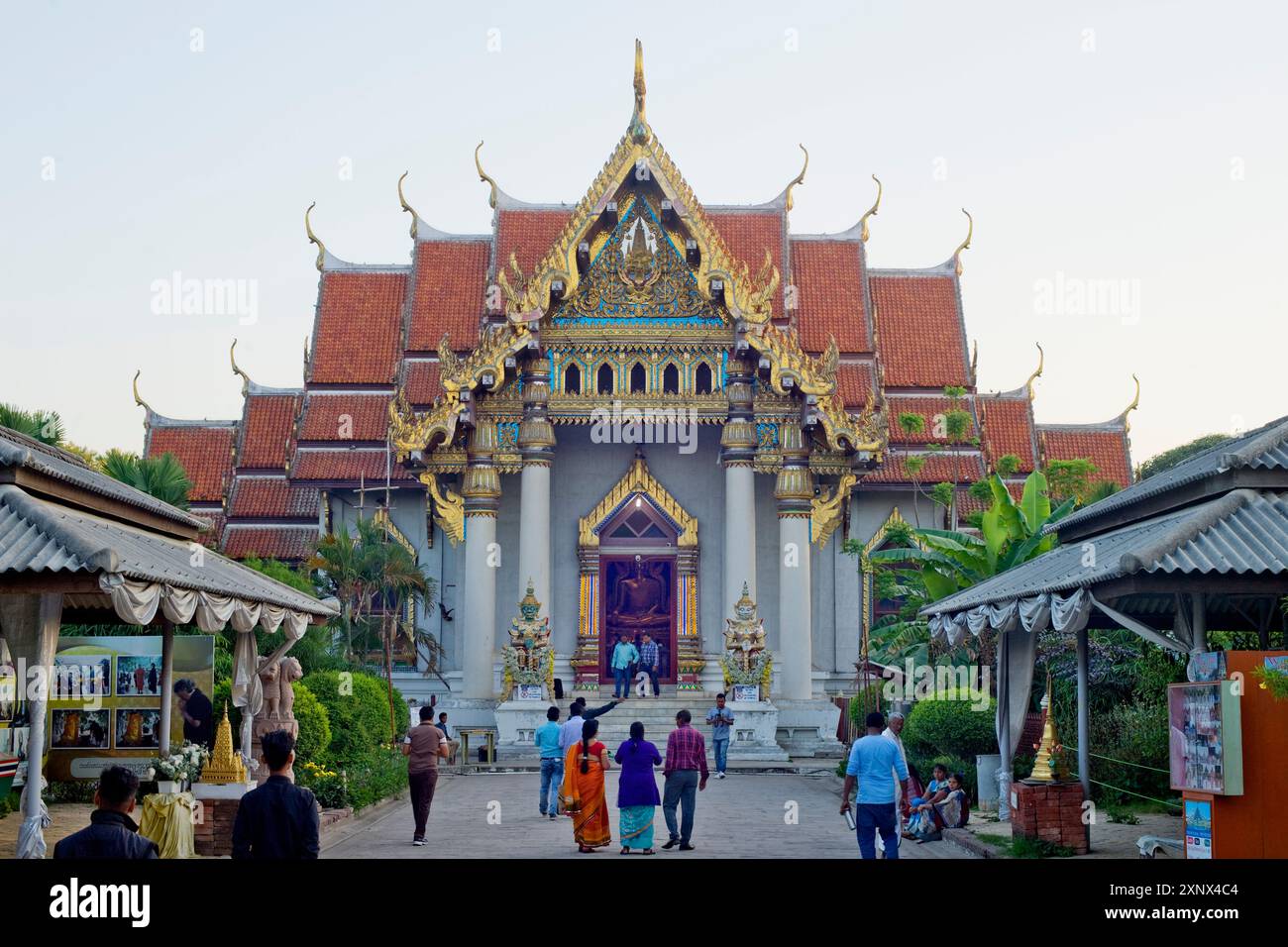 Der Haupteingang zum thailändischen buddhistischen Watthai Tempel, Bodh Gaya, Bihar, Indien, Asien Stockfoto