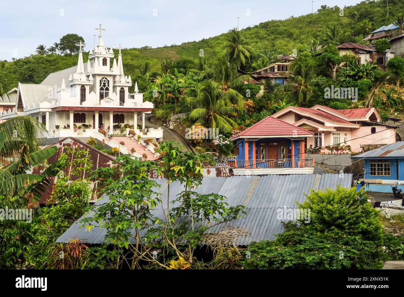 Verzierte christliche Kirche im Dorf Taman Balirangeng an der Südostküste der Insel Siau, Siau, Sangihe-Inseln, Nord-Sulawesi, Indonesien Stockfoto