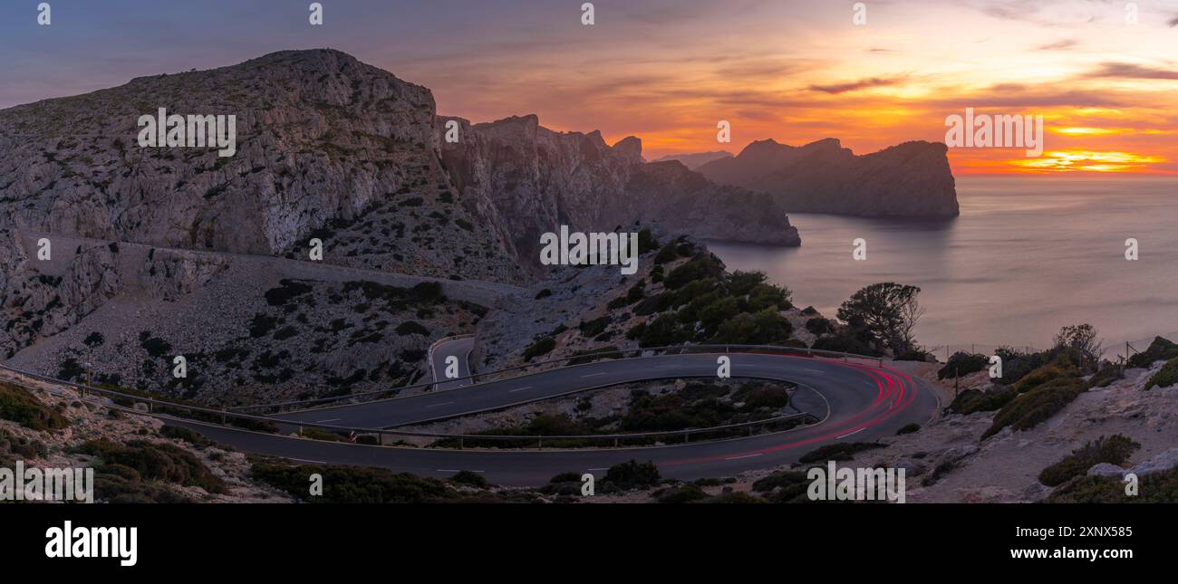 Blick auf Sonnenuntergang und Straße zum Cap Formentor, Mallorca, Balearen, Spanien, Mittelmeer, Europa Stockfoto