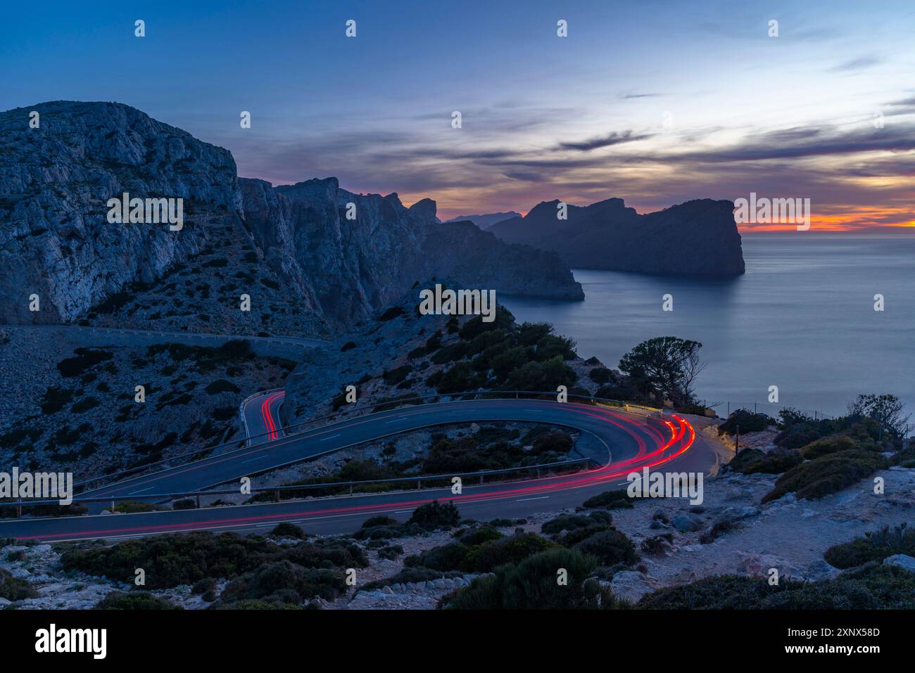 Blick auf die Lichter in der Abenddämmerung und die Straße, die nach Cap Formentor, Mallorca, Balearen, Spanien, Mittelmeer, Europa Stockfoto