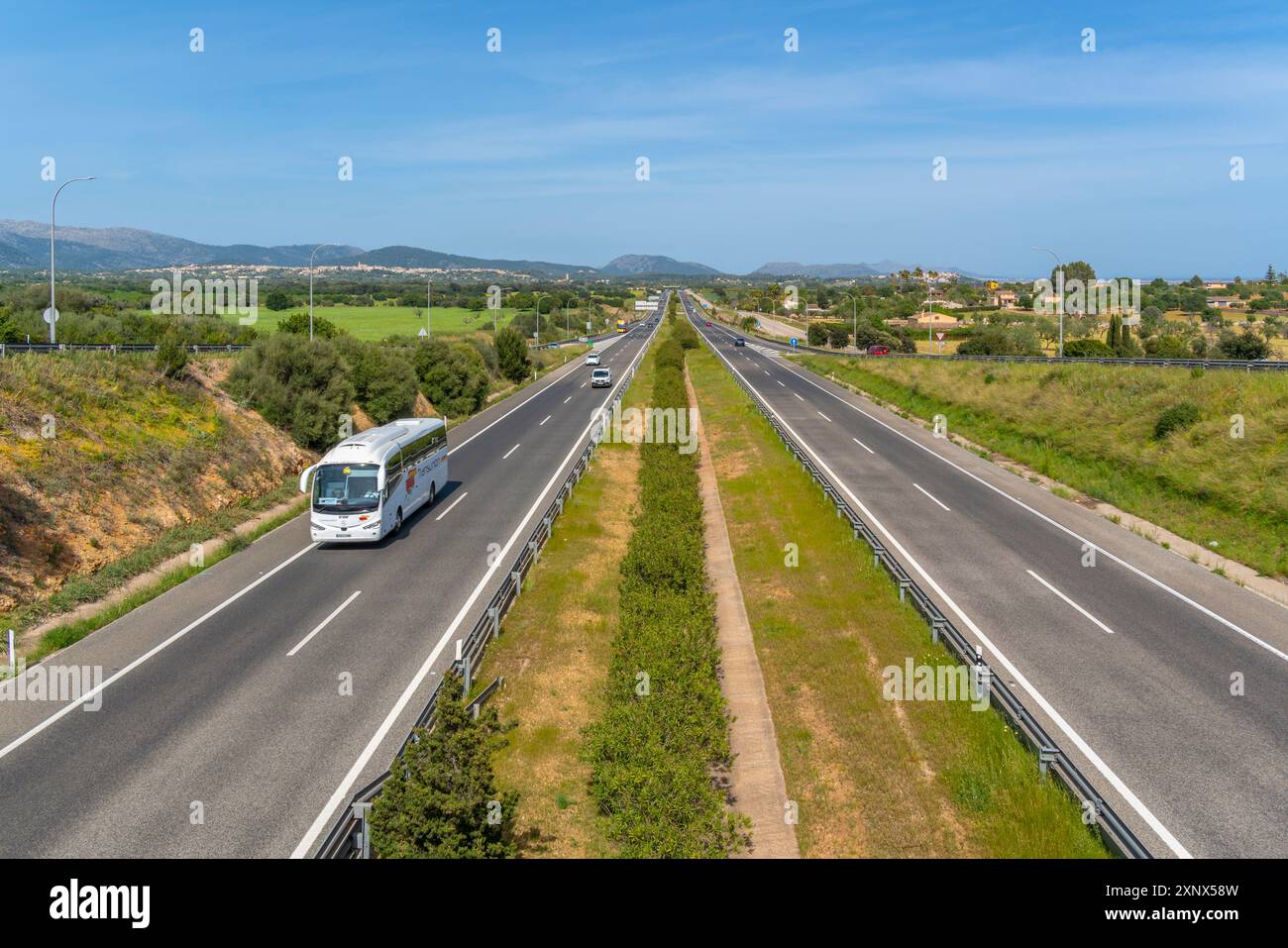 Blick auf die Straße und die Hügel in der Nähe von Inka, Mallorca, Balearen, Spanien, Mittelmeer, Europa Stockfoto