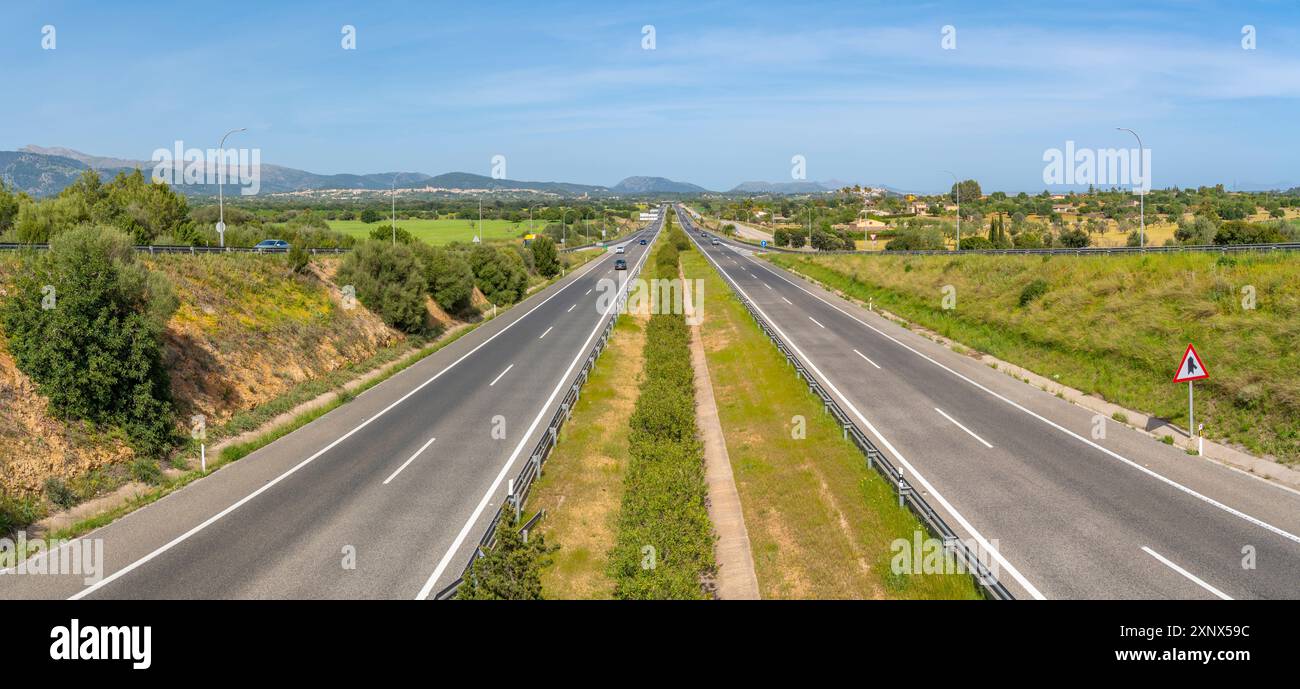 Blick auf die Straße und die Hügel in der Nähe von Inka, Mallorca, Balearen, Spanien, Mittelmeer, Europa Stockfoto